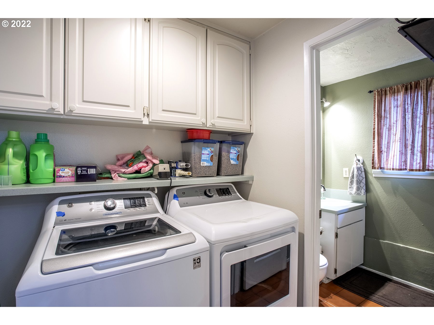 968 South 55th Place Springfield, OR 97478 - Photo 13 of 32 a utility room with dryer and washer