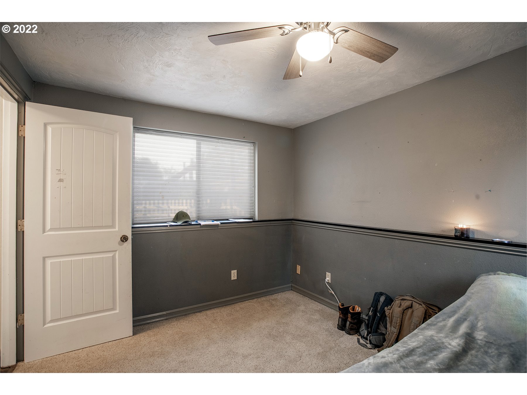 968 South 55th Place Springfield, OR 97478 - Photo 15 of 32 a view of a livingroom with a window