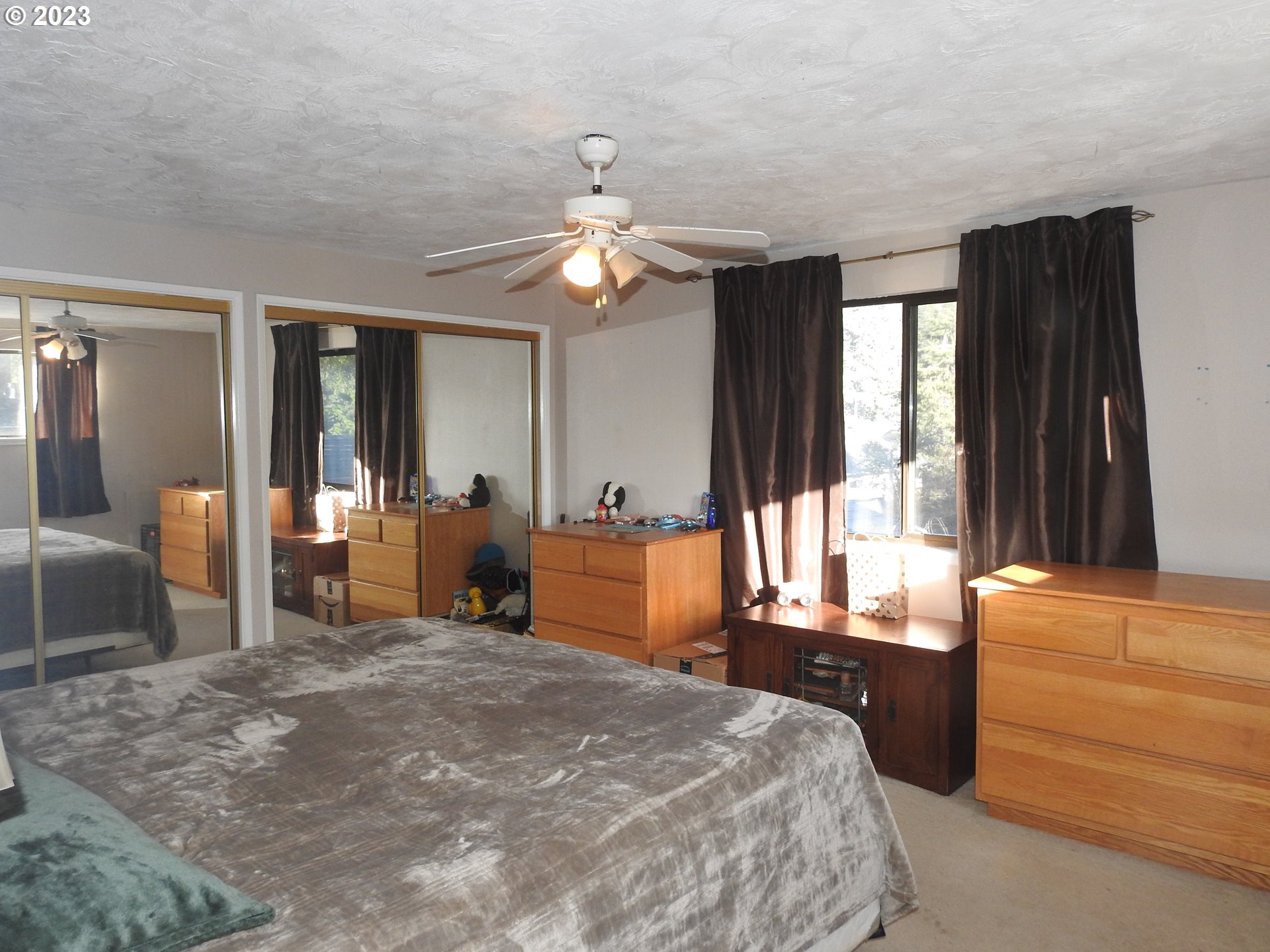 968 South 55th Place Springfield, OR 97478 - Photo 20 of 32 a bedroom with a bed and a chandelier