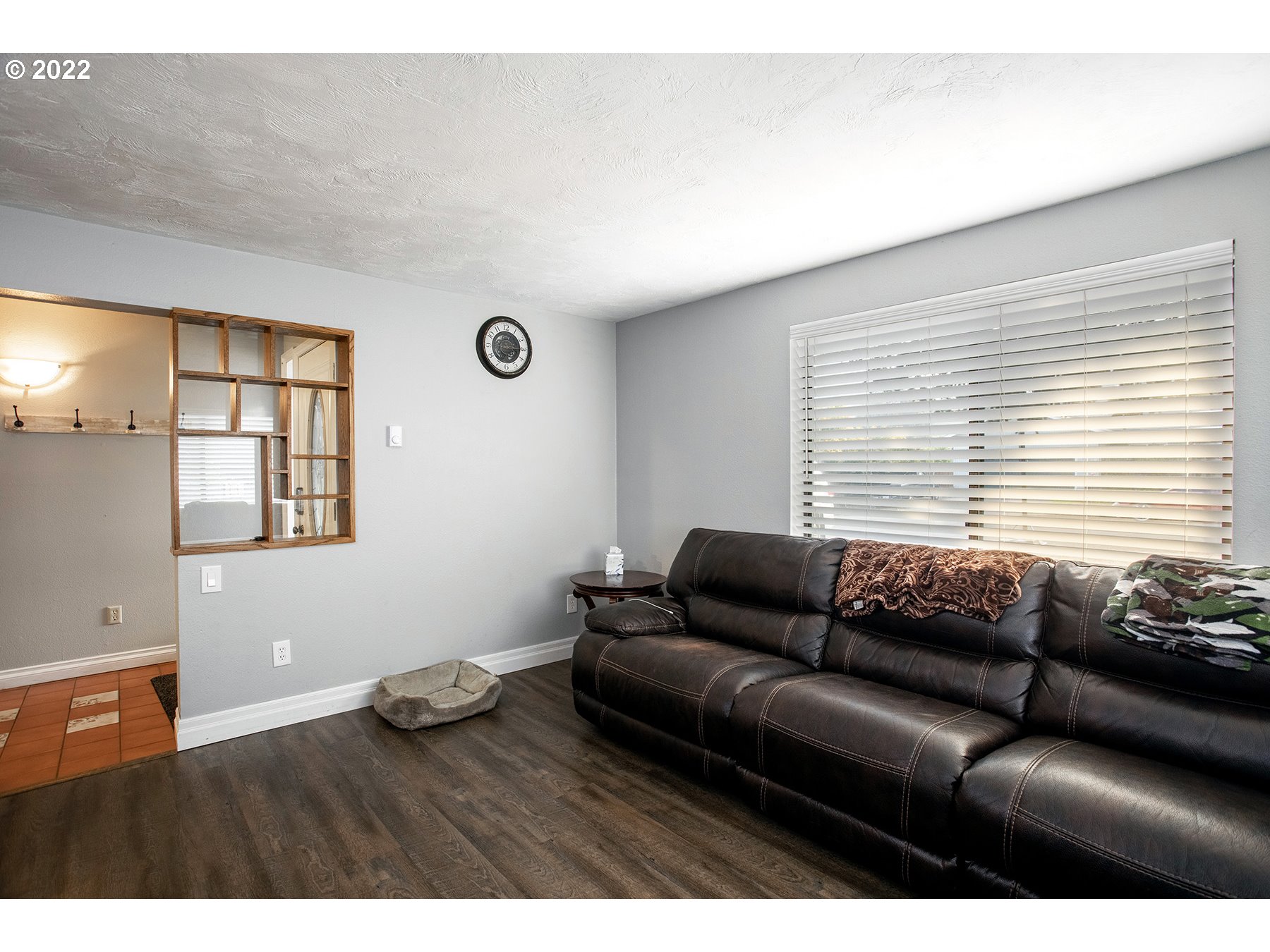 968 South 55th Place Springfield, OR 97478 - Photo 6 of 32 a living room with furniture and a window