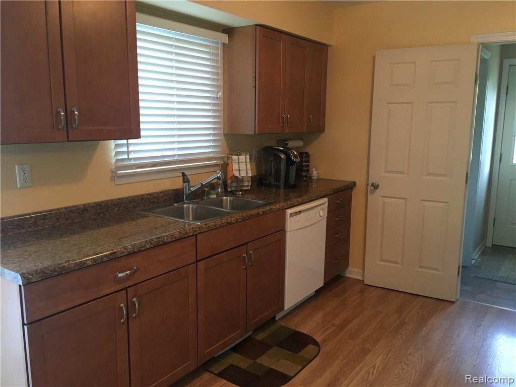 10185 Ridge Road Goodrich, MI 48438 - Photo 3 of 15 Newer, modern kitchen