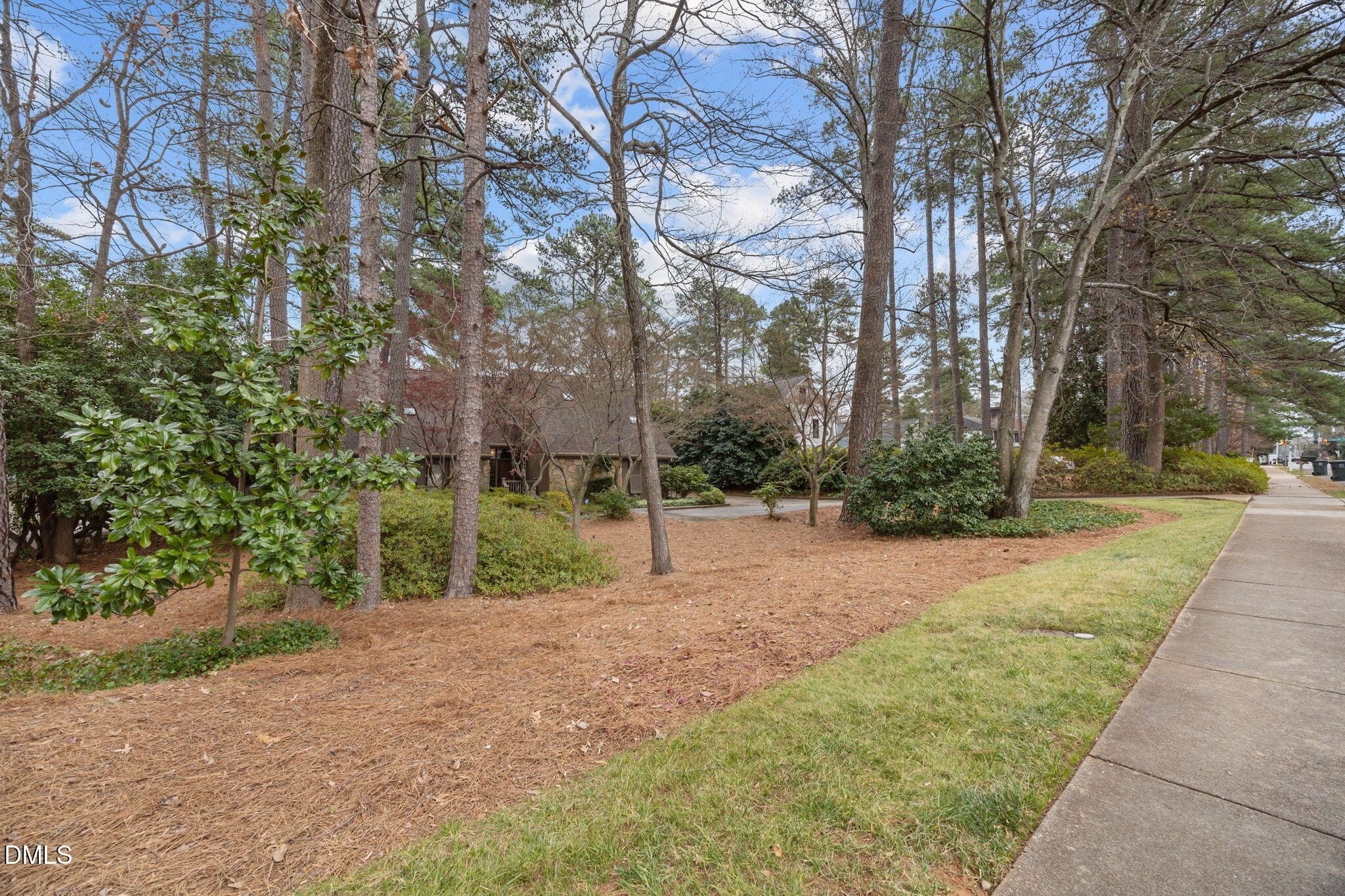 2416 Ridge Road Raleigh, NC 27612 - Photo 4 of 51 -
