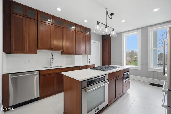 $899,999 | 243 Mason Place Northwest, Abingdon, VA 24210