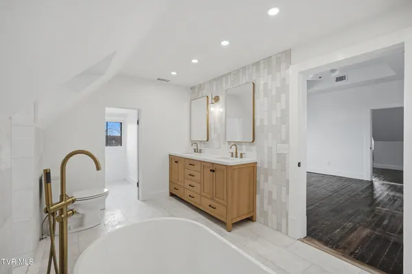 $899,999 | 243 Mason Place Northwest, Abingdon, VA 24210