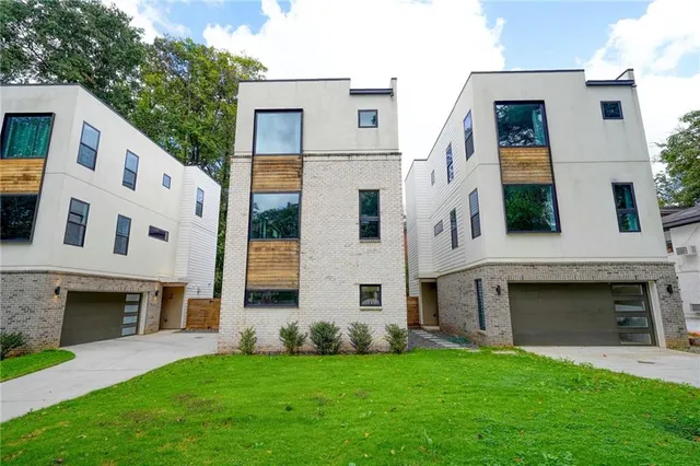 a view of a back yard of the house