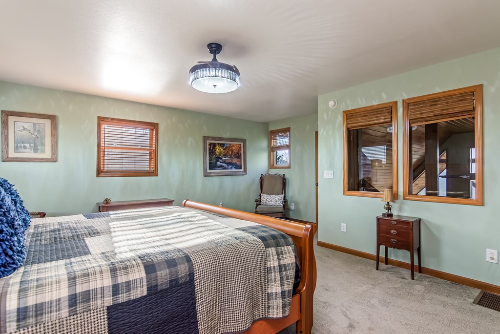 62 Trophy Buck Point Murphy, NC 28906 - Photo 19 of 46 a bedroom with a bed and a table