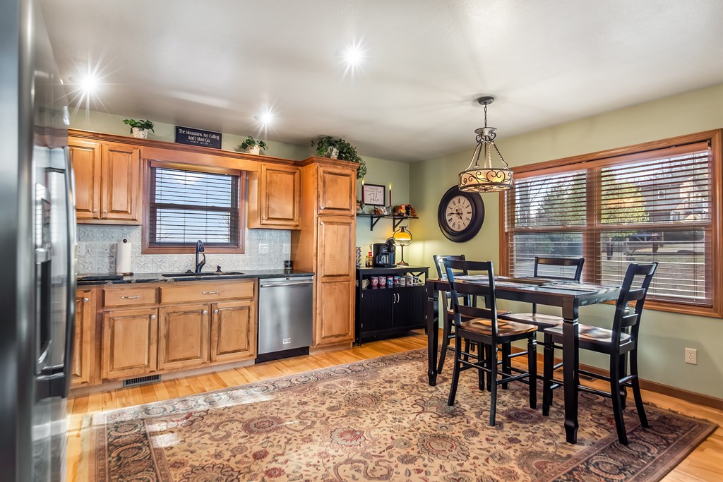 62 Trophy Buck Point Murphy, NC 28906 - Photo 10 of 46 a large kitchen with a table and chairs in it