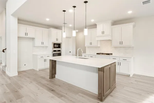 en empty room with windows and ceiling fan