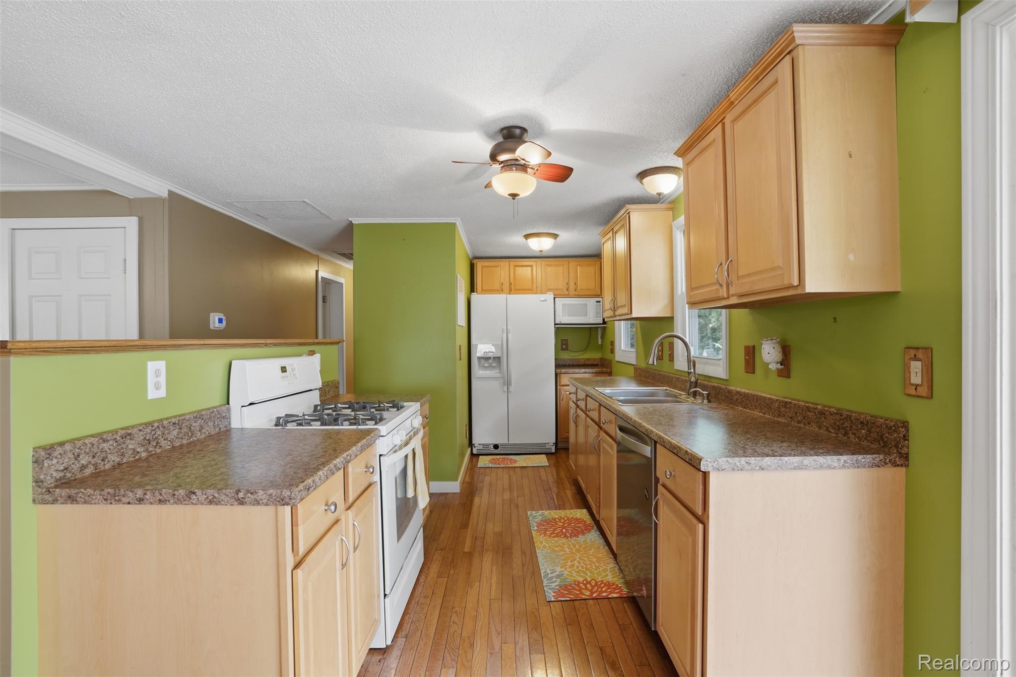 608 Snyder Road Highland, MI 48357 - Photo 9 of 22 Kitchen