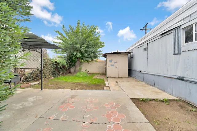 a view of backyard of the house