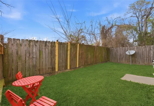 $2,300 | 408 Eichwurzel Lane, Unit D, Houston, TX 77009