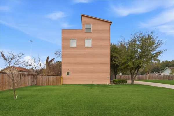 $2,300 | 408 Eichwurzel Lane, Unit D, Houston, TX 77009