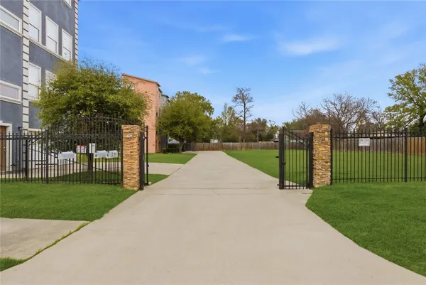 $2,300 | 408 Eichwurzel Lane, Unit D, Houston, TX 77009