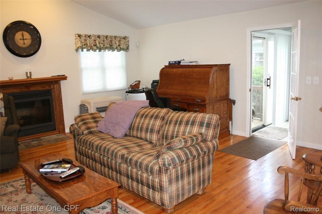 1992 Prestwick Road Grosse Pointe, MI 48236 - Photo 11 of 27 11 IMG_2996.JPG