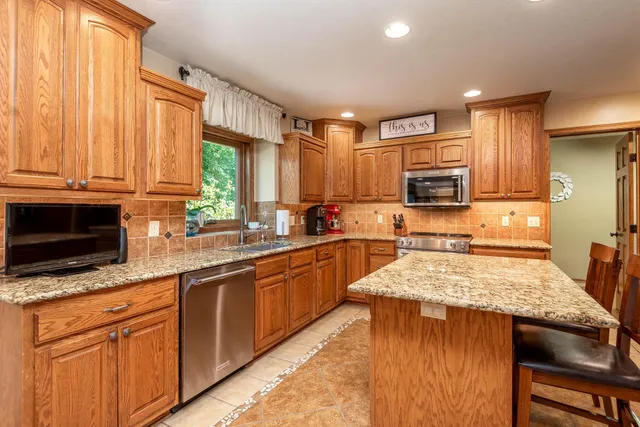 $684,900 | 180 Joray Drive, Mankato, MN 56001