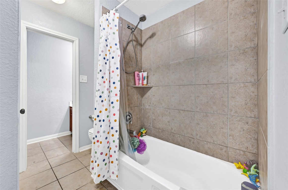 1501 Kent Valley Lane Rosenberg, TX 77471 - Photo 22 of 27 a bathroom with a bathtub and shower