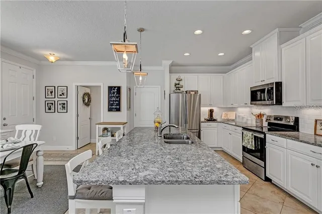 a view of yard with green space