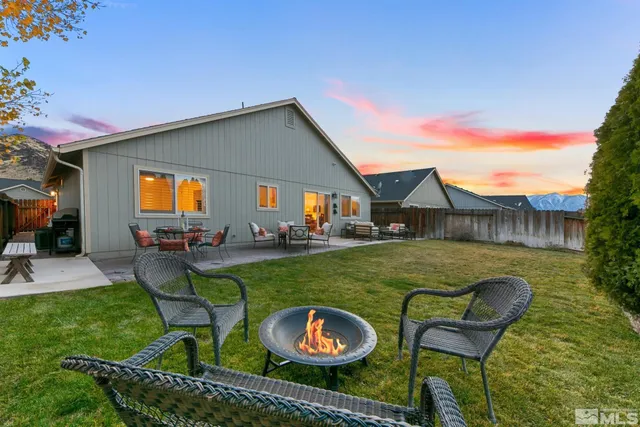 a view of a swimming pool with back yard