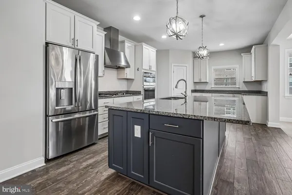 a view of an empty room with a ceiling fan