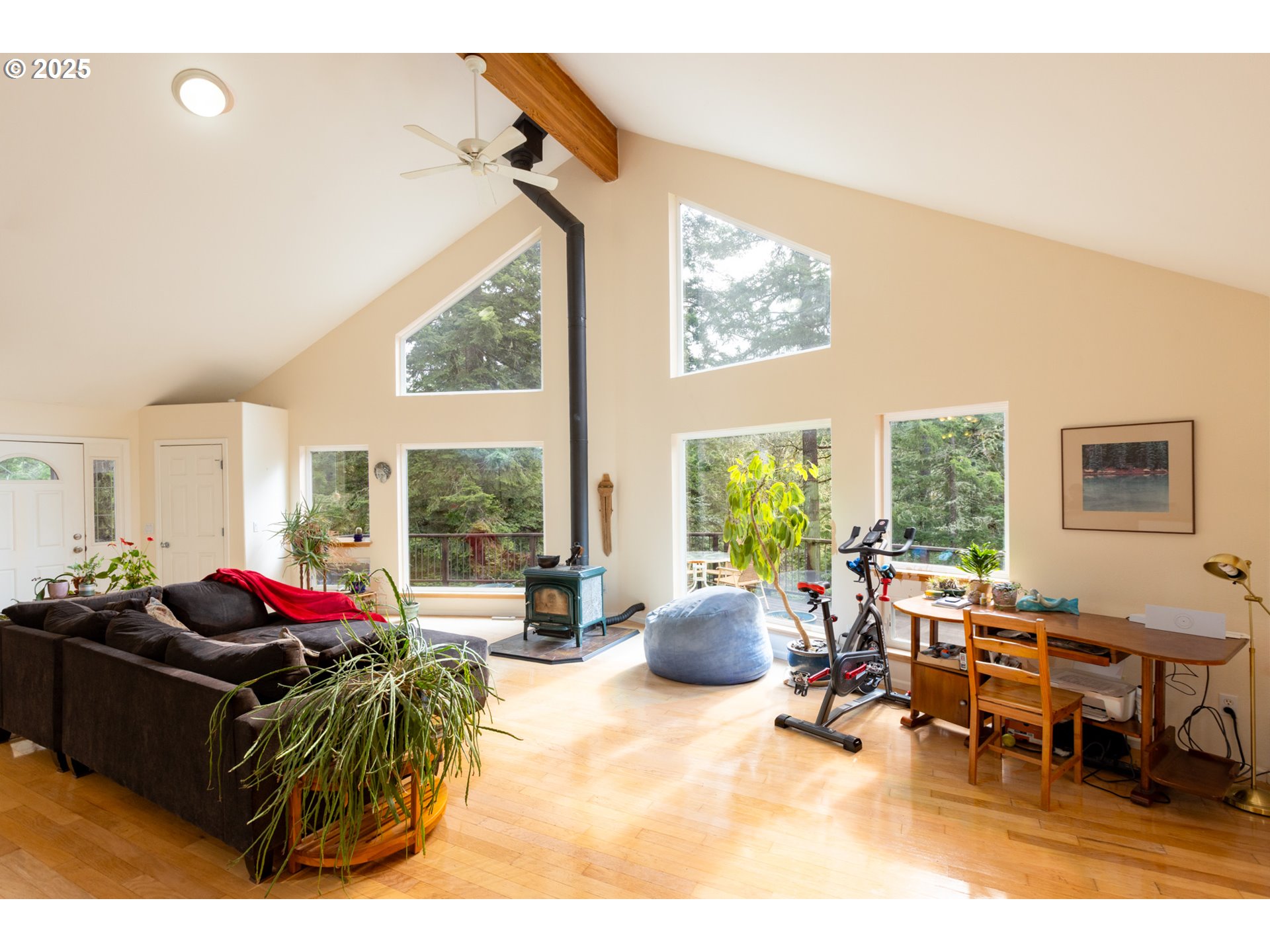 331 Upper Lakeview Rd Road White Salmon, WA 98672 - Photo 19 of 37 Living Room