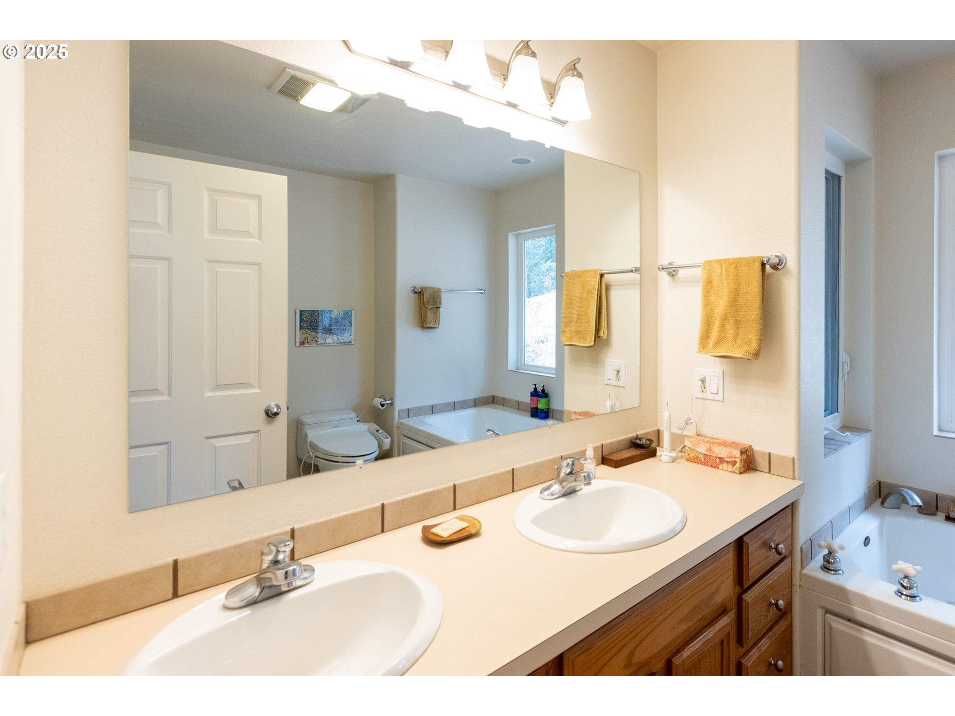 331 Upper Lakeview Rd Road White Salmon, WA 98672 - Photo 27 of 37 Bathroom, Attached