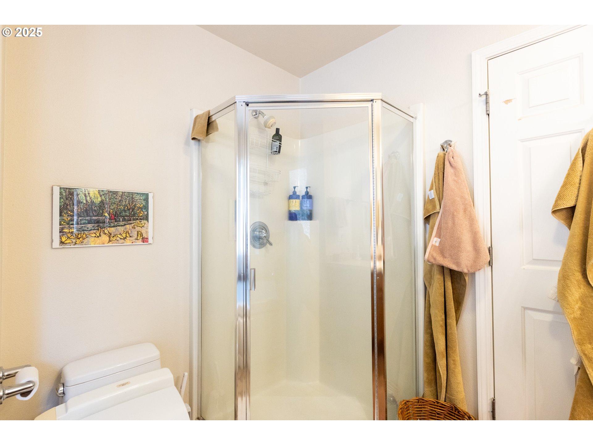 331 Upper Lakeview Rd Road White Salmon, WA 98672 - Photo 29 of 37 Bathroom, Attached