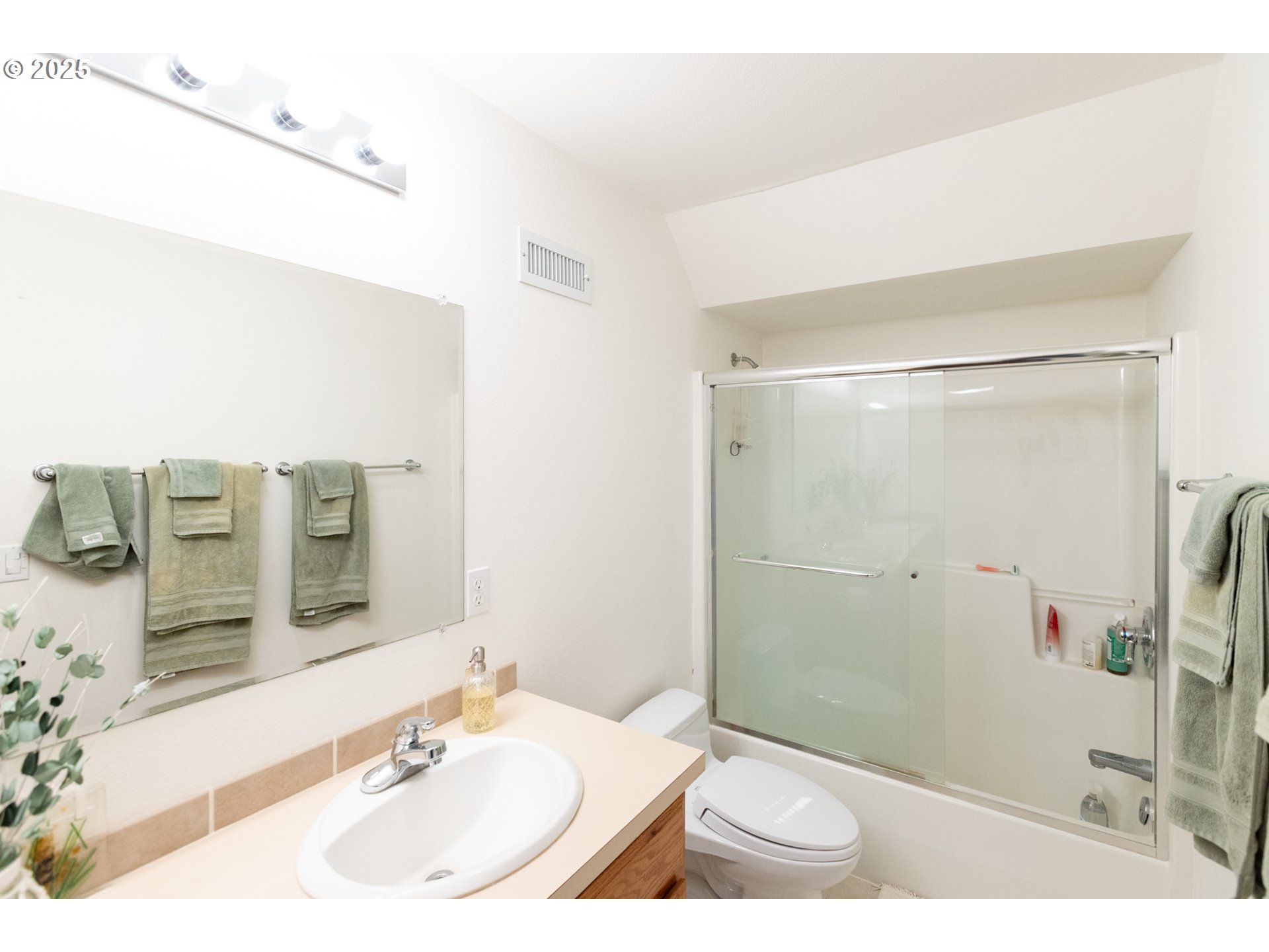 331 Upper Lakeview Rd Road White Salmon, WA 98672 - Photo 31 of 37 Bathroom