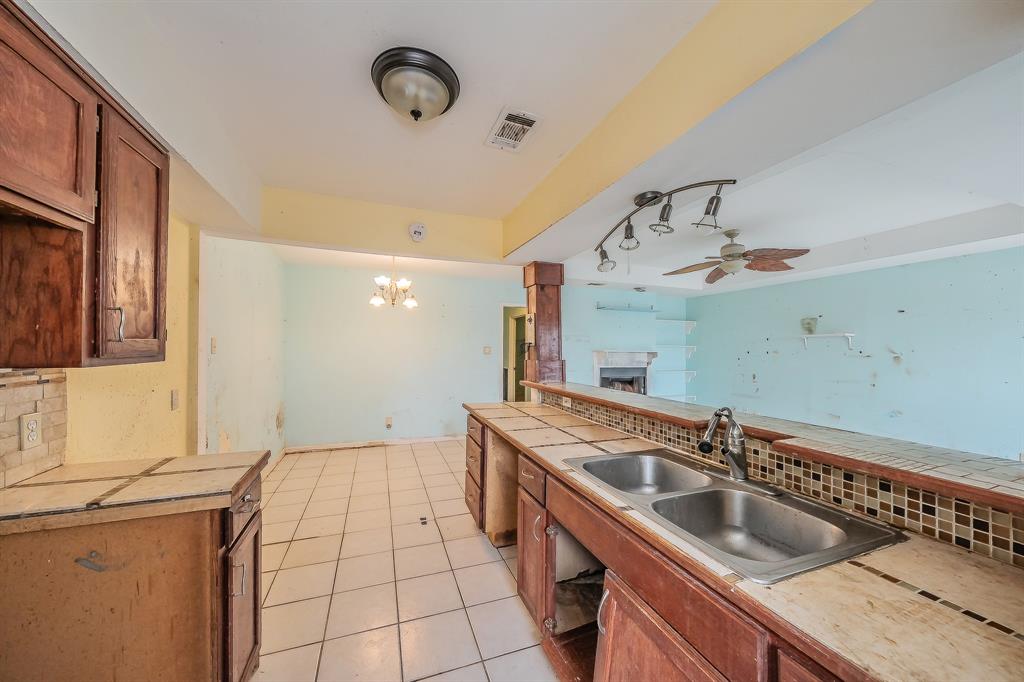 5709 Ranchogrande Drive Arlington, TX 76017 - Photo 13 of 28 a kitchen with a sink stove and cabinets