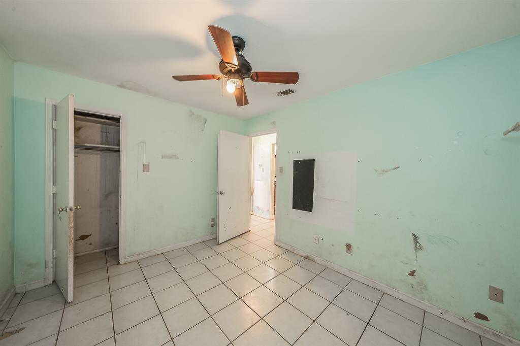 5709 Ranchogrande Drive Arlington, TX 76017 - Photo 16 of 28 a view of a livingroom with closet