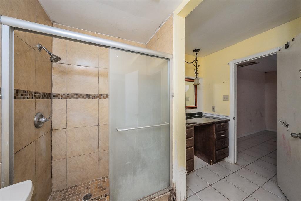 5709 Ranchogrande Drive Arlington, TX 76017 - Photo 19 of 28 a bathroom with a shower and a sink