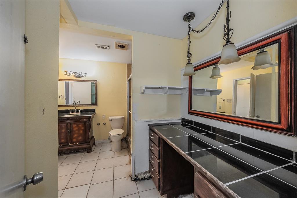 5709 Ranchogrande Drive Arlington, TX 76017 - Photo 20 of 28 a kitchen with a stove and a refrigerator