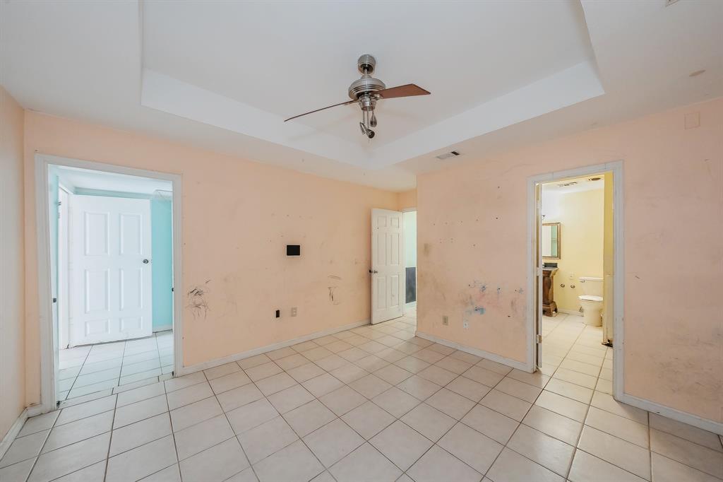 5709 Ranchogrande Drive Arlington, TX 76017 - Photo 22 of 28 a view of a livingroom with closet