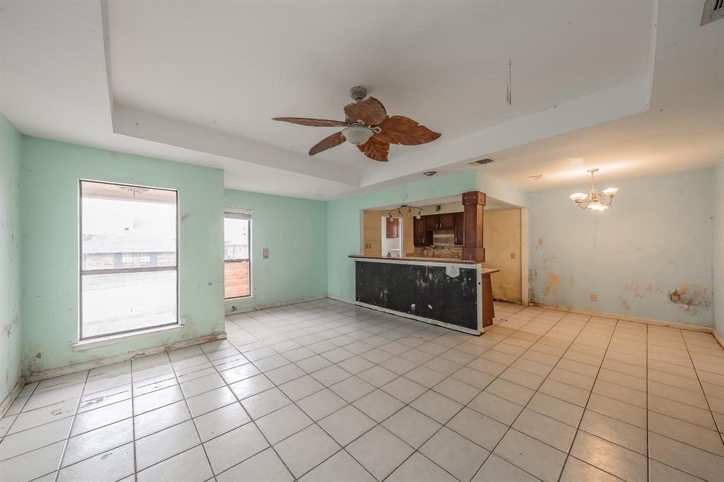 5709 Ranchogrande Drive Arlington, TX 76017 - Photo 7 of 28 a living room with furniture
