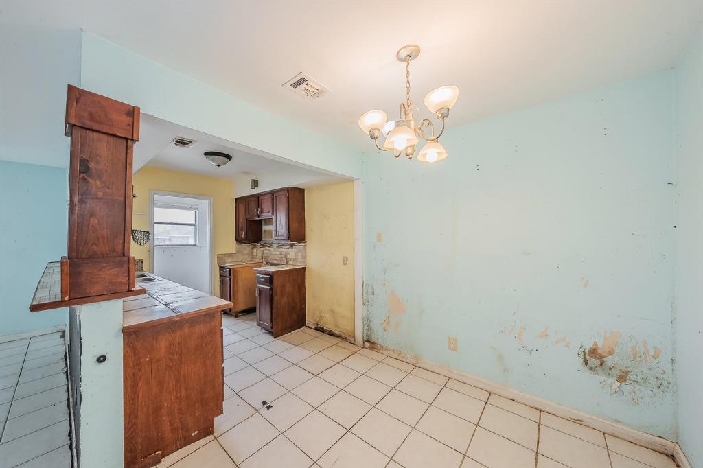 5709 Ranchogrande Drive Arlington, TX 76017 - Photo 9 of 28 a view of a kitchen with refrigerator and stove