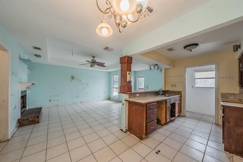 5709 Ranchogrande Drive Arlington, TX 76017 - Photo 10 of 28 a kitchen with a stove and a sink