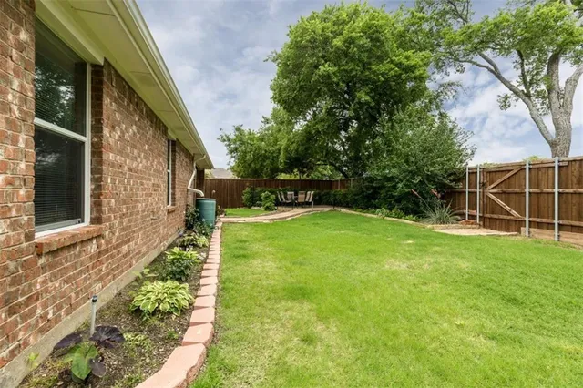 a view of yard with green space