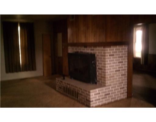 490 South Foster Road Jackson Center, PA 16133 - Photo 4 of 13 Living Room.