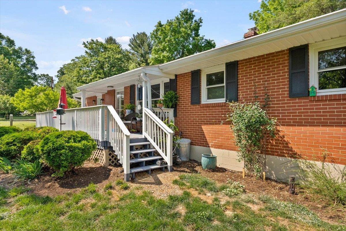 374 Hermitage Road Staunton, VA 24401 - Photo 6 of 51 Gallery Image 6