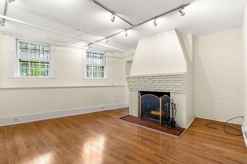 112 Pinckney Street, Unit 4 Boston, MA 02114 - Photo 4 of 27
