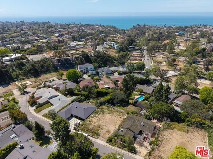 $1,950,000 | 1025 Las Pulgas Road, Pacific Palisades, CA 90272