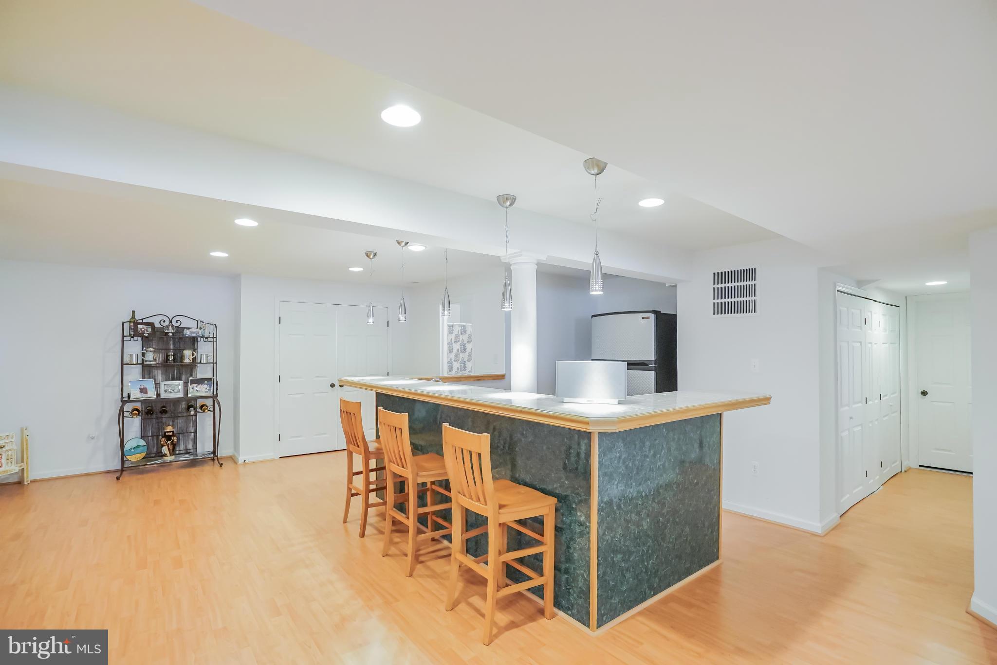 18712 Broken Oak Road Boyds, MD 20841 - Photo 24 of 29 bar