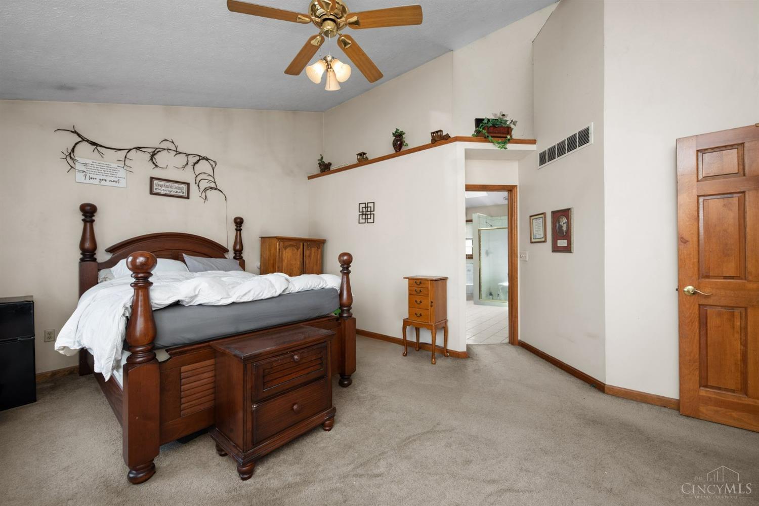 6361 Sharps Ridge Court Hamilton, OH 45011 - Photo 21 of 32 Spacious primary bedroom w/vaulted ceiling, ceiling fan/light, plant ledge and ensuite.