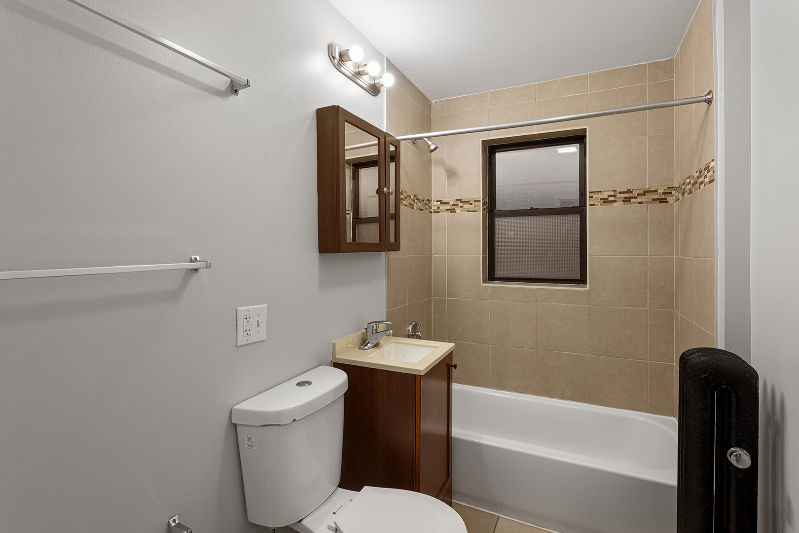 1702 West Juneway Terrace, Unit 1C Chicago, IL 60626 - Photo 11 of 16 a bathroom with a toilet a sink and bathtub