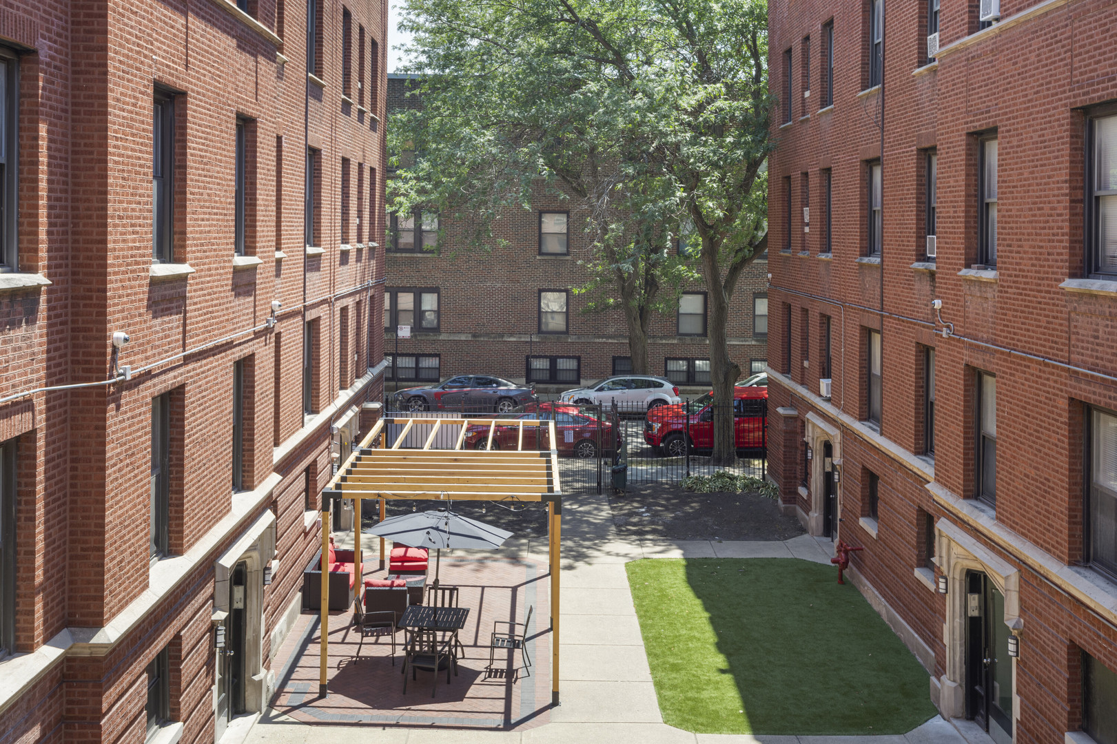 1702 West Juneway Terrace, Unit 1C Chicago, IL 60626 - Photo 15 of 16 a view of an chairs and tables on the balcony