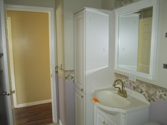 2106 Gideon Avenue Zion, IL 60099 - Photo 8 of 20 a bathroom with a sink and shower
