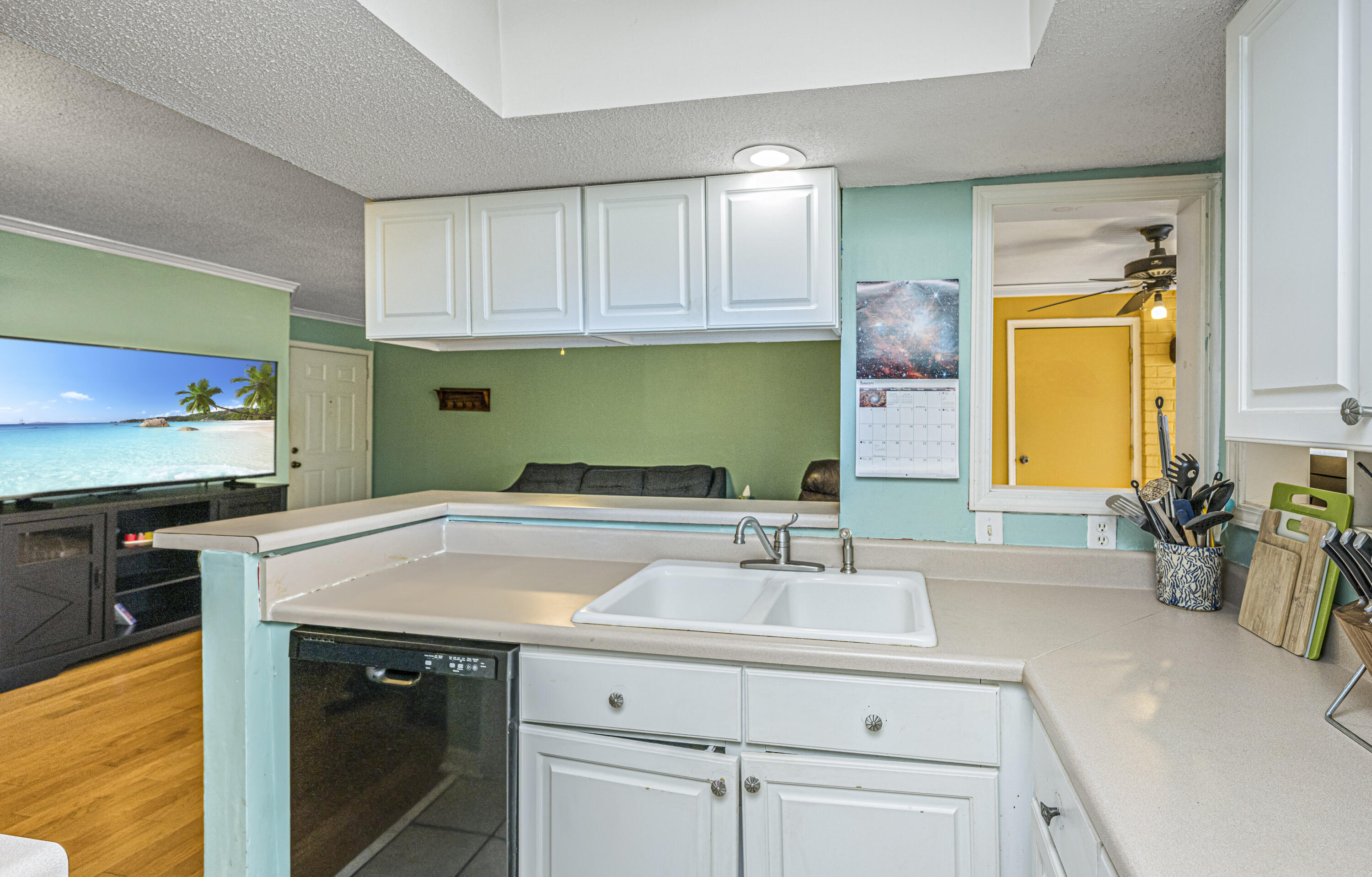 1867 Montclair Drive, Unit D Mount Pleasant, SC 29464 - Photo 14 of 30 Kitchen Bar