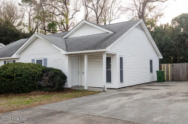 $1,300 | 735 Varsity Drive, Wilmington, NC 28403