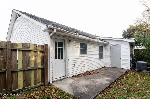 $1,300 | 735 Varsity Drive, Wilmington, NC 28403