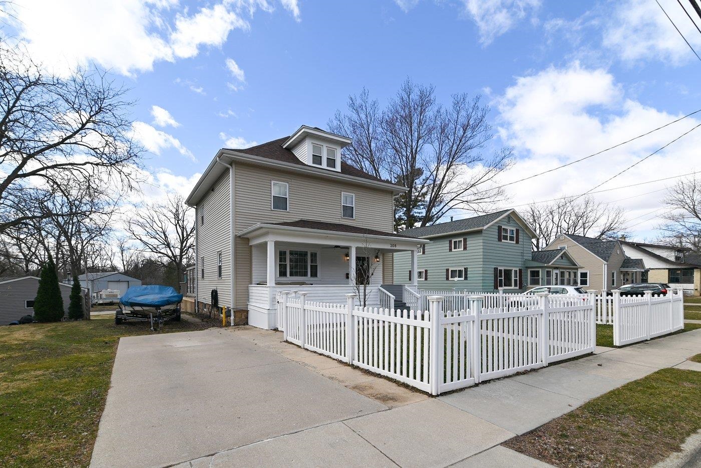 208 Stoughton Road Edgerton, WI 53534 - Photo 4 of 31