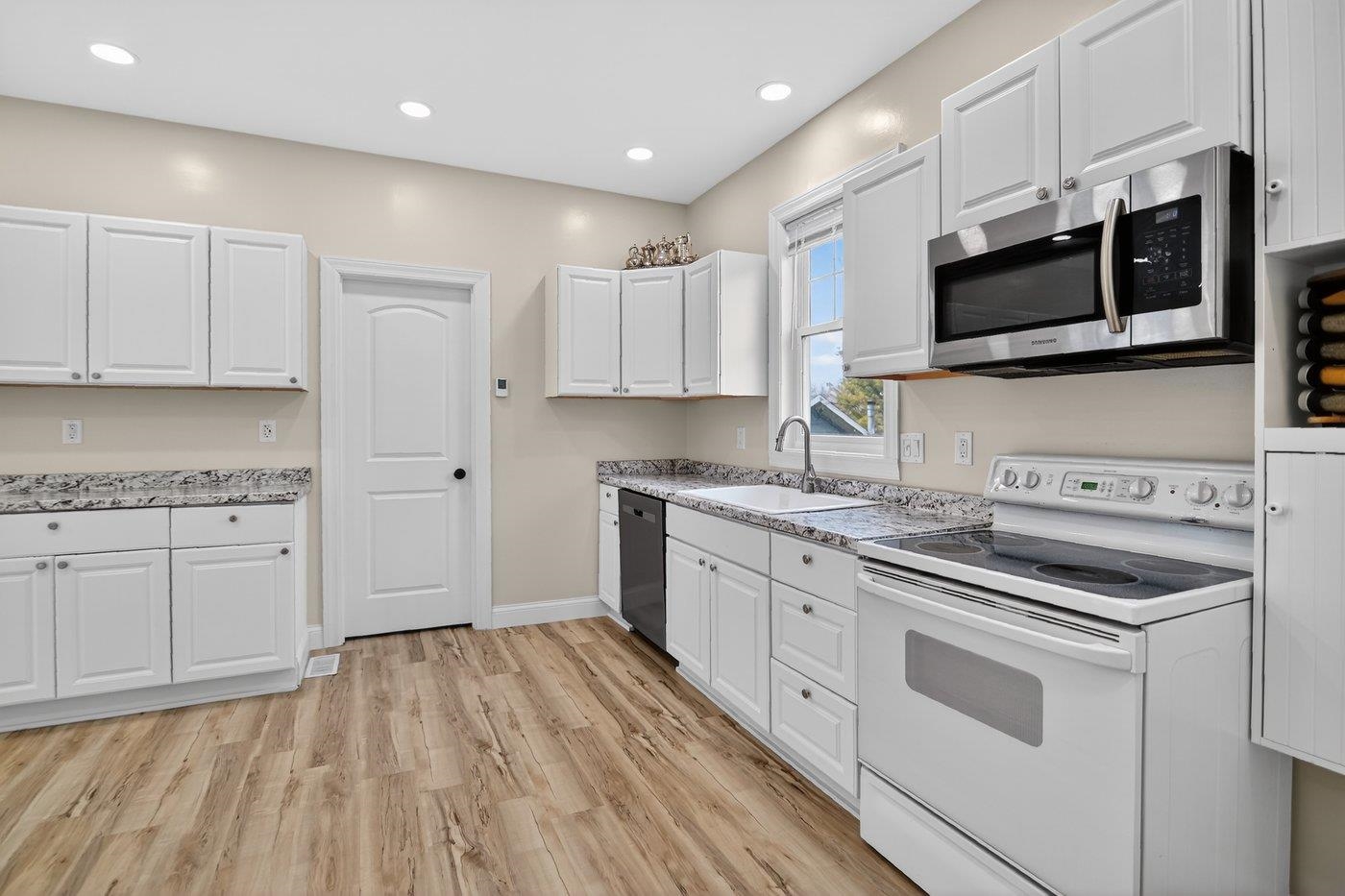 208 Stoughton Road Edgerton, WI 53534 - Photo 10 of 31